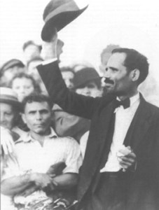 Pedro_Albizu_Campos_raising_his_hat_to_a_crowd,_1936